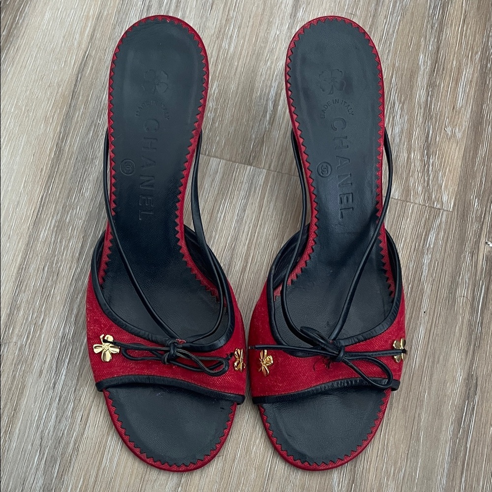 CHANEL Vintage “CC” Four Leaf Clover Lucky Charm Bow Sandel Heels (US 8.5)